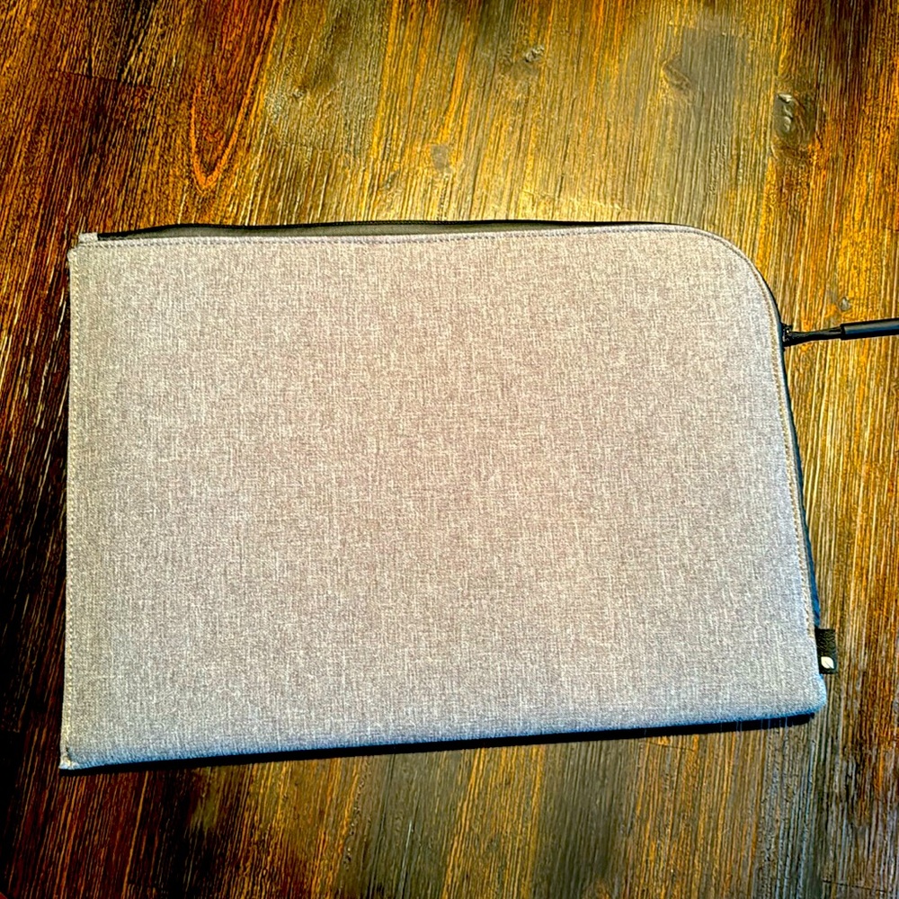 InCase 14 in Laptop Sleeve with pockets